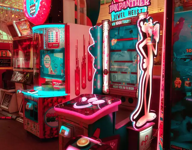 Sala giochi al neon con cabinati colorati